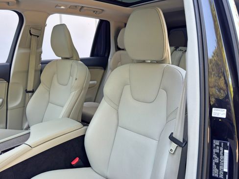 Used 2023 Volvo XC90 B6 Plus image 36