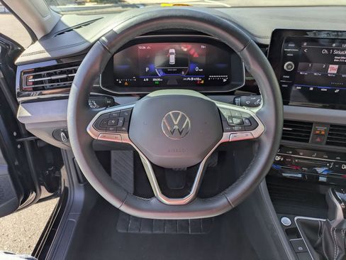 Used 2025 Volkswagen Jetta SE image 18