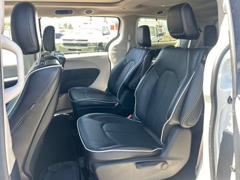 Used 2023 Chrysler Pacifica Limited w/ Uconnect Theater Family Group FWD image 10