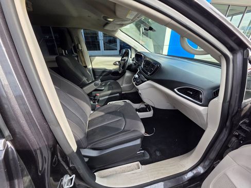 Used 2020 Chrysler Voyager LX image 15