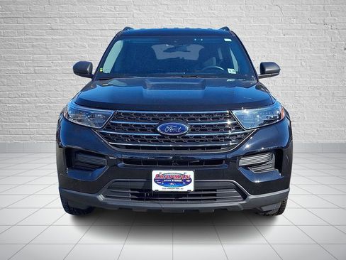 Used 2023 Ford Explorer XLT image 3
