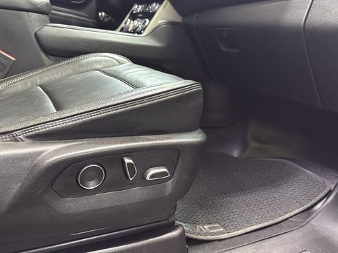 Used 2021 GMC Yukon Denali w/ Denali Premium Package image 25