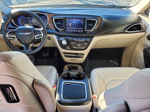 Certified 2018 Chrysler Pacifica Touring-L Plus w/ Tire & Wheel Group image 6