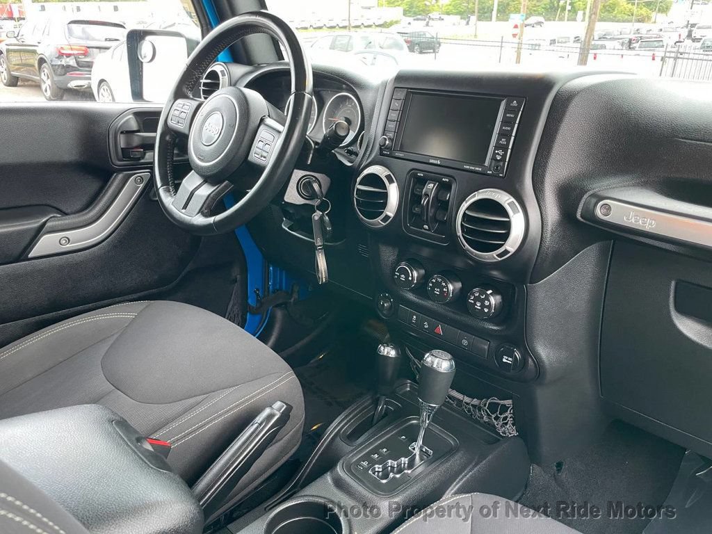 Used 2015 Jeep Wrangler Unlimited Rubicon w/ Connectivity Group AWD/4WD image 17
