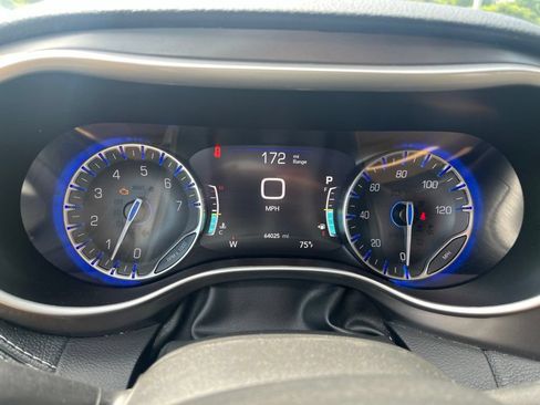 Used 2023 Chrysler Pacifica Touring-L w/ Uconnect Theater Family Group AWD/4WD image 7