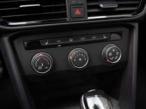 Used 2022 Volkswagen Taos SE w/ Panoramic Sunroof Package image 28