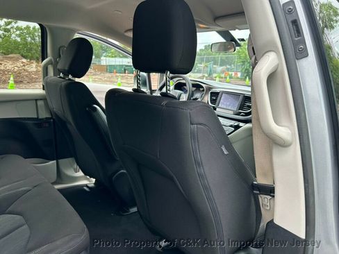 Used 2020 Chrysler Voyager L FWD image 35