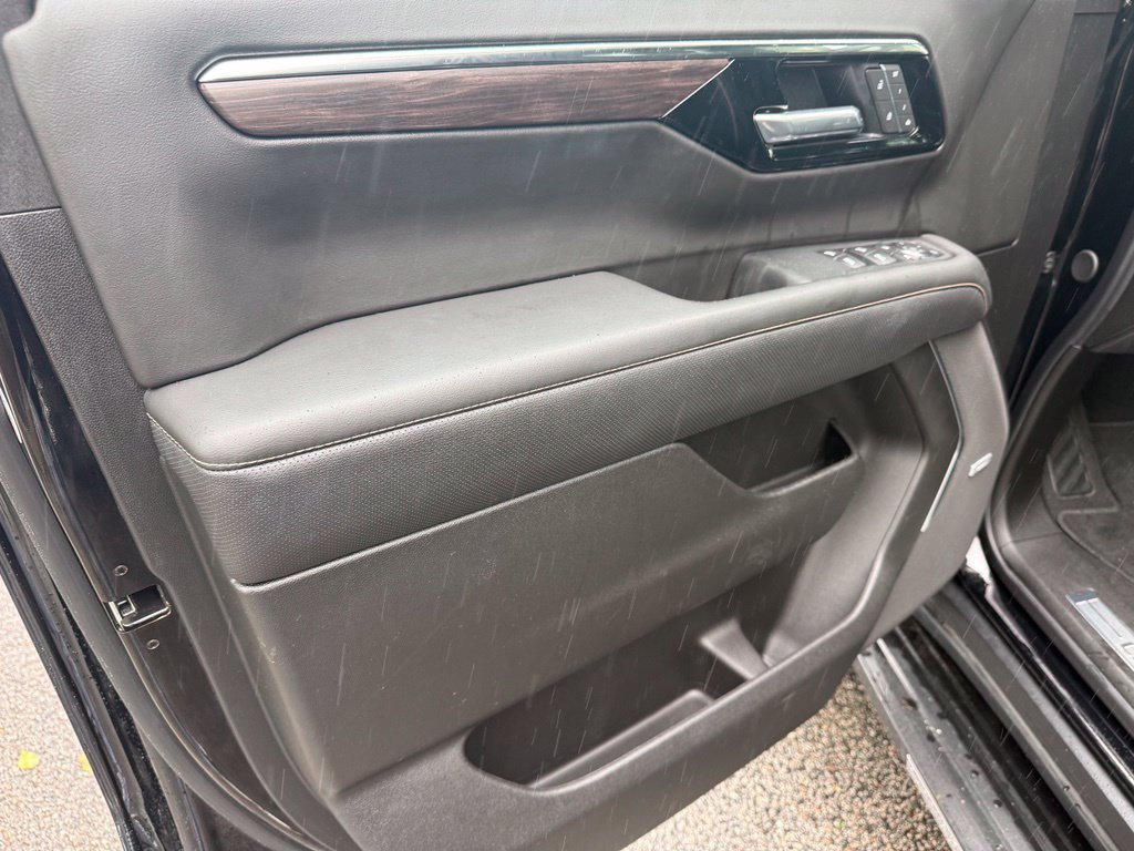 Used 2026 Chevrolet Suburban Premier AWD/4WD image 15