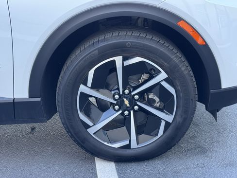 Used 2025 Chevrolet Equinox EV LT w/ Comfort Package image 11