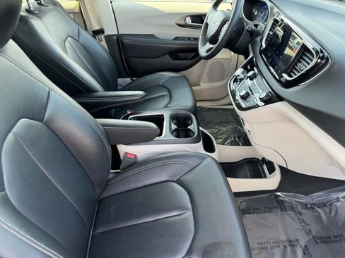 Used 2024 Chrysler Pacifica Touring-L image 14