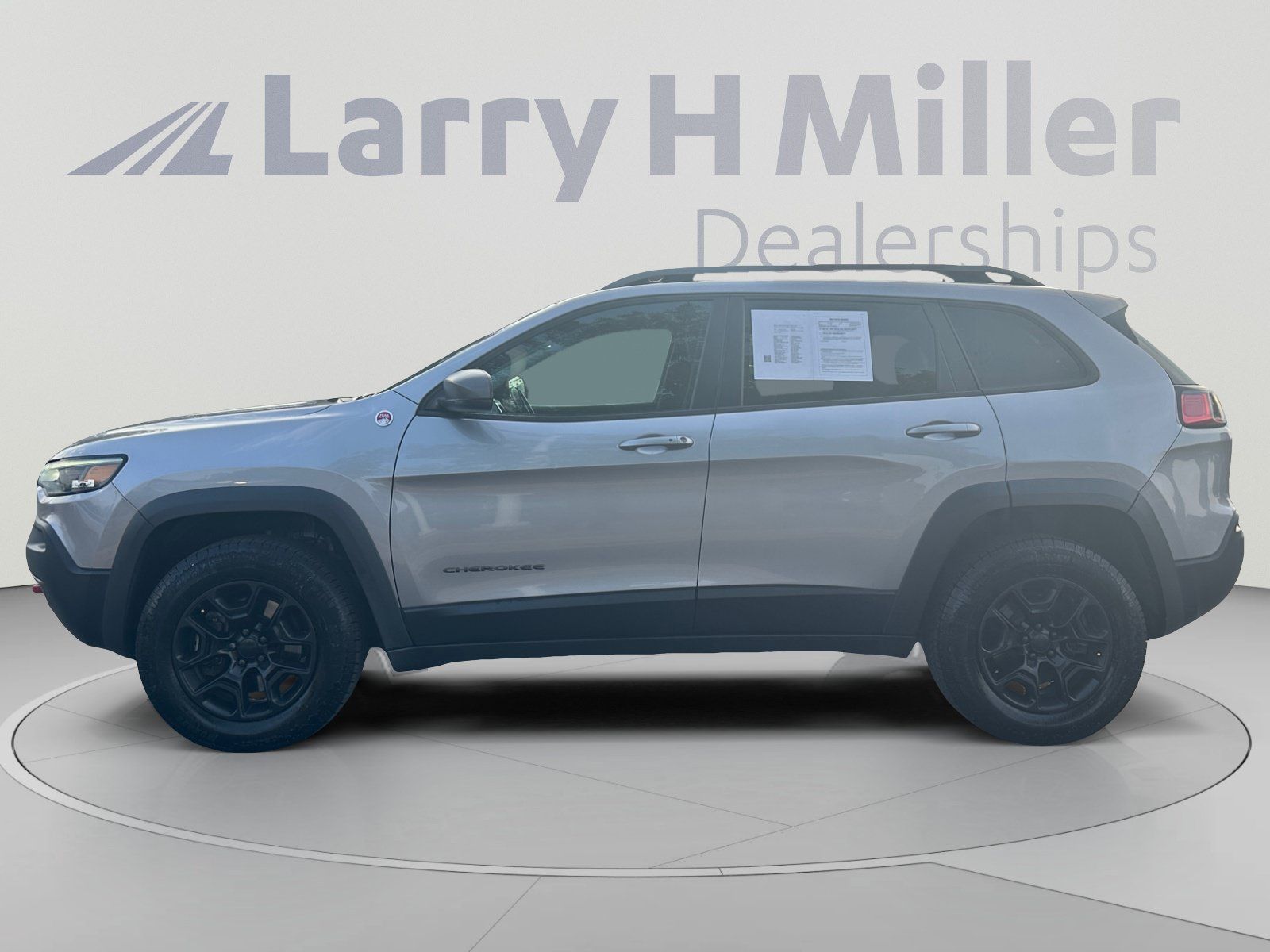 Used 2019 Jeep Cherokee Trailhawk w/ Cold Weather Group AWD/4WD image 2
