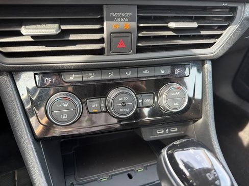 Used 2024 Volkswagen Jetta SE FWD image 12