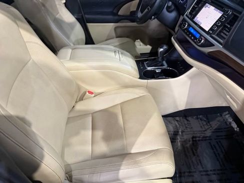 Used 2015 Toyota Highlander Limited w/ Driver Technology Package AWD/4WD image 29