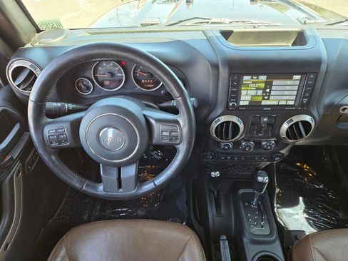 Used 2017 Jeep Wrangler Unlimited Sahara AWD/4WD image 11