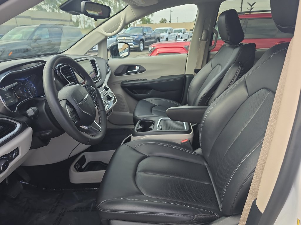 Used 2024 Chrysler Pacifica Touring-L FWD image 9