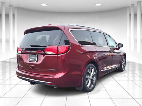 Used 2018 Chrysler Pacifica Limited image 3