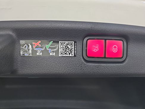 Used 2026 Mercedes-Benz C 300 Sedan image 13