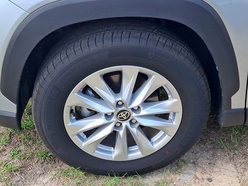 Used 2025 Toyota Corolla Cross LE FWD image 4