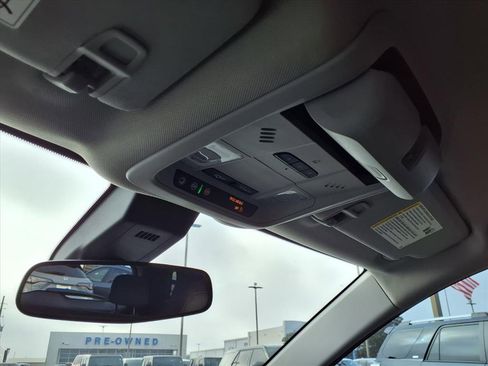 Used 2020 Chevrolet Equinox LT image 22