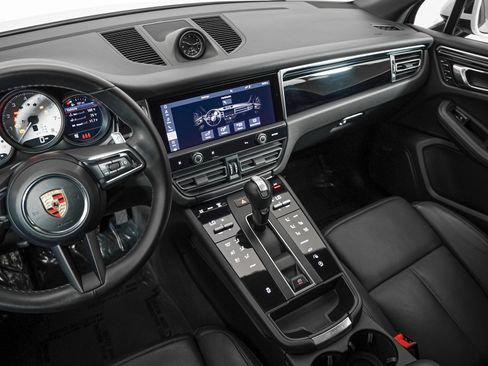 Certified 2024 Porsche Macan AWD/4WD image 19