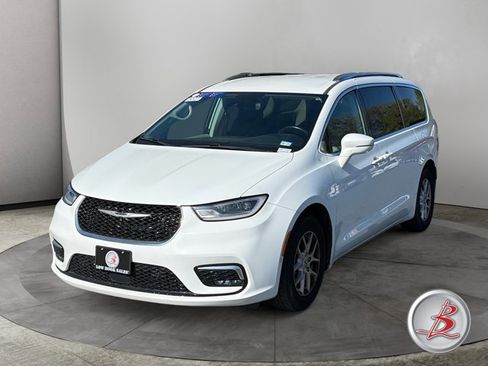 Used 2021 Chrysler Pacifica Touring-L w/ Premium & Safety Sphere Group image 3