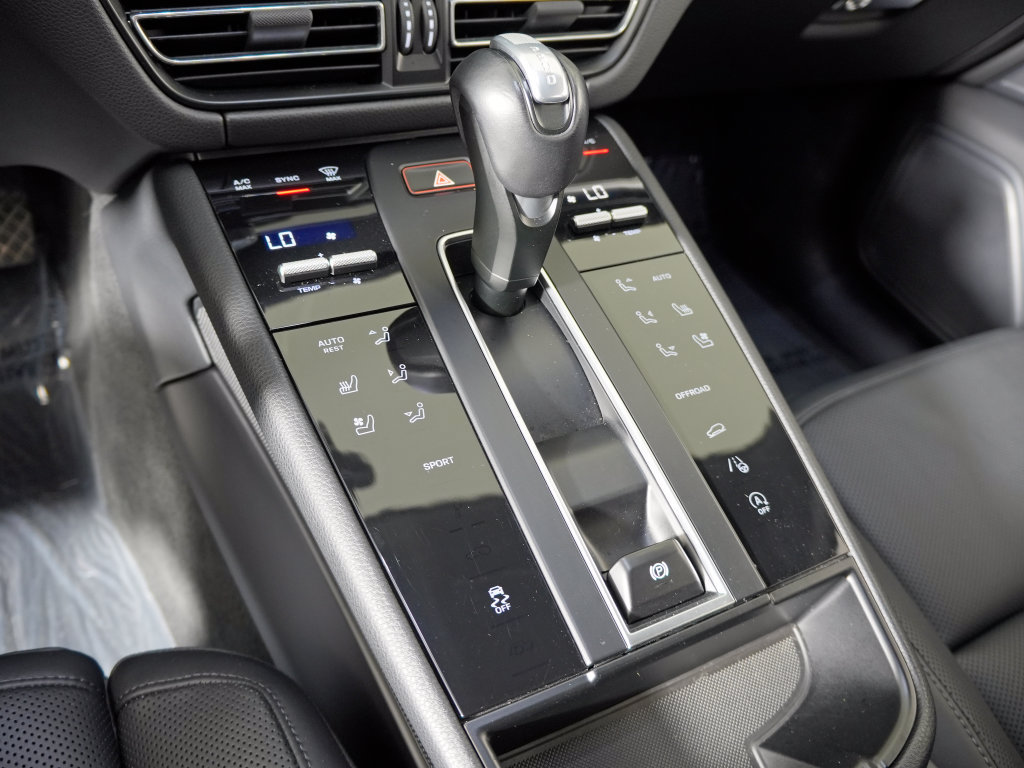 Certified 2023 Porsche Macan Turbo AWD/4WD image 31