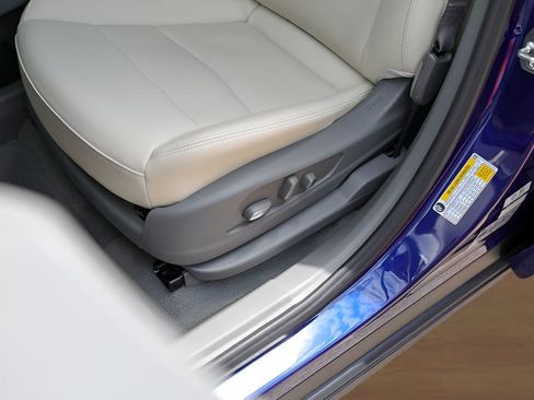 Certified 2025 Cadillac XT6 Premium Luxury w/ Technology Package FWD image 8