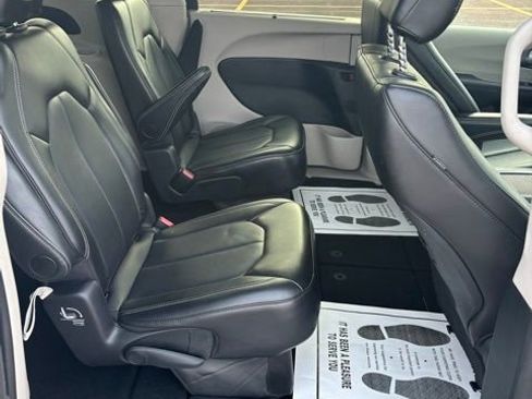 Used 2024 Chrysler Pacifica Touring-L FWD image 17