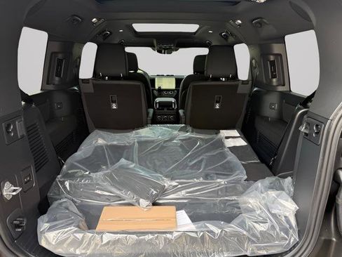 New 2026 Land Rover Defender 130 X-Dynamic SE AWD/4WD image 32