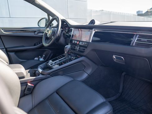 Certified 2026 Porsche Macan AWD/4WD image 25