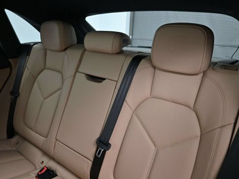 Certified 2026 Porsche Macan AWD/4WD image 6
