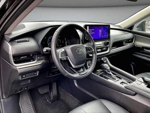 Used 2025 Toyota Grand Highlander FWD image 16