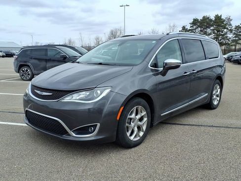 Used 2018 Chrysler Pacifica Limited image 1