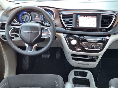 Used 2023 Chrysler Voyager LX image 30