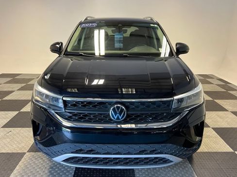 Certified 2023 Volkswagen Taos SE w/ Panoramic Sunroof Package FWD image 2