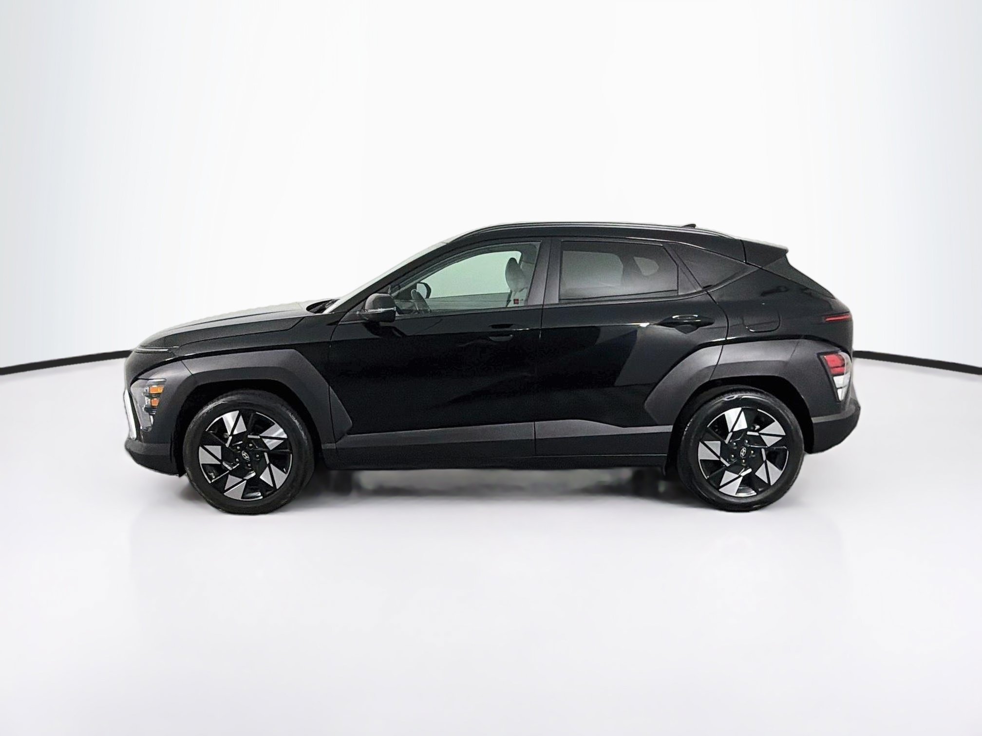Used 2025 Hyundai Kona SEL FWD image 4