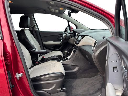 Used 2020 Chevrolet Trax LT w/ LT Convenience Package image 22