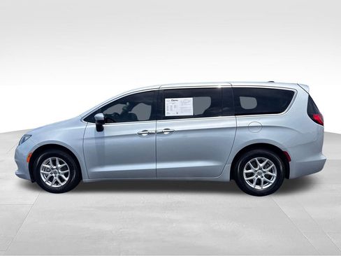 Used 2022 Chrysler Voyager LX FWD image 2