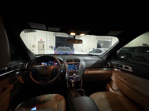 Used 2019 Ford Explorer Limited w/ Class III Trailer Tow Package FWD image 7