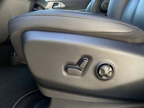 Used 2025 Chrysler Pacifica Select FWD image 12