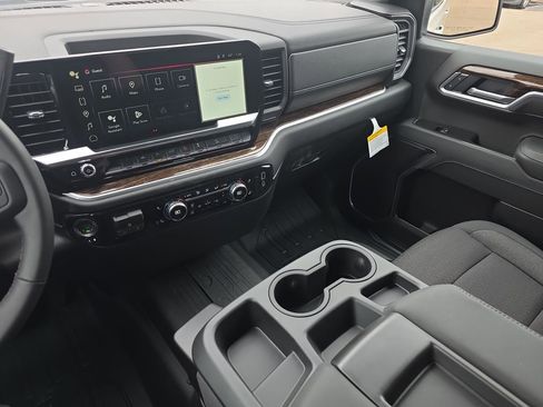 New 2026 GMC Sierra 1500 SLE image 24