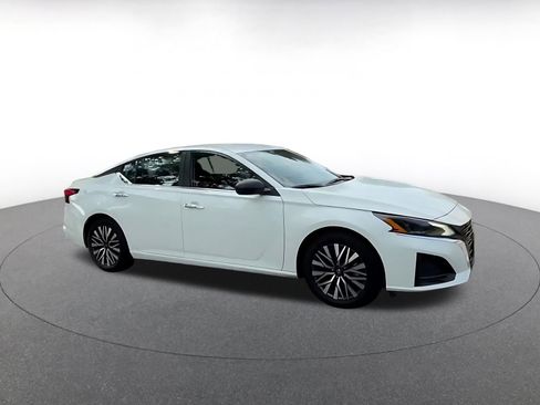 Used 2025 Nissan Altima 2.5 SV FWD image 2