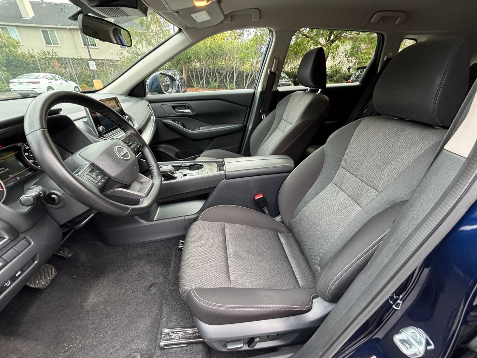 Used 2025 Nissan Rogue SV FWD image 28