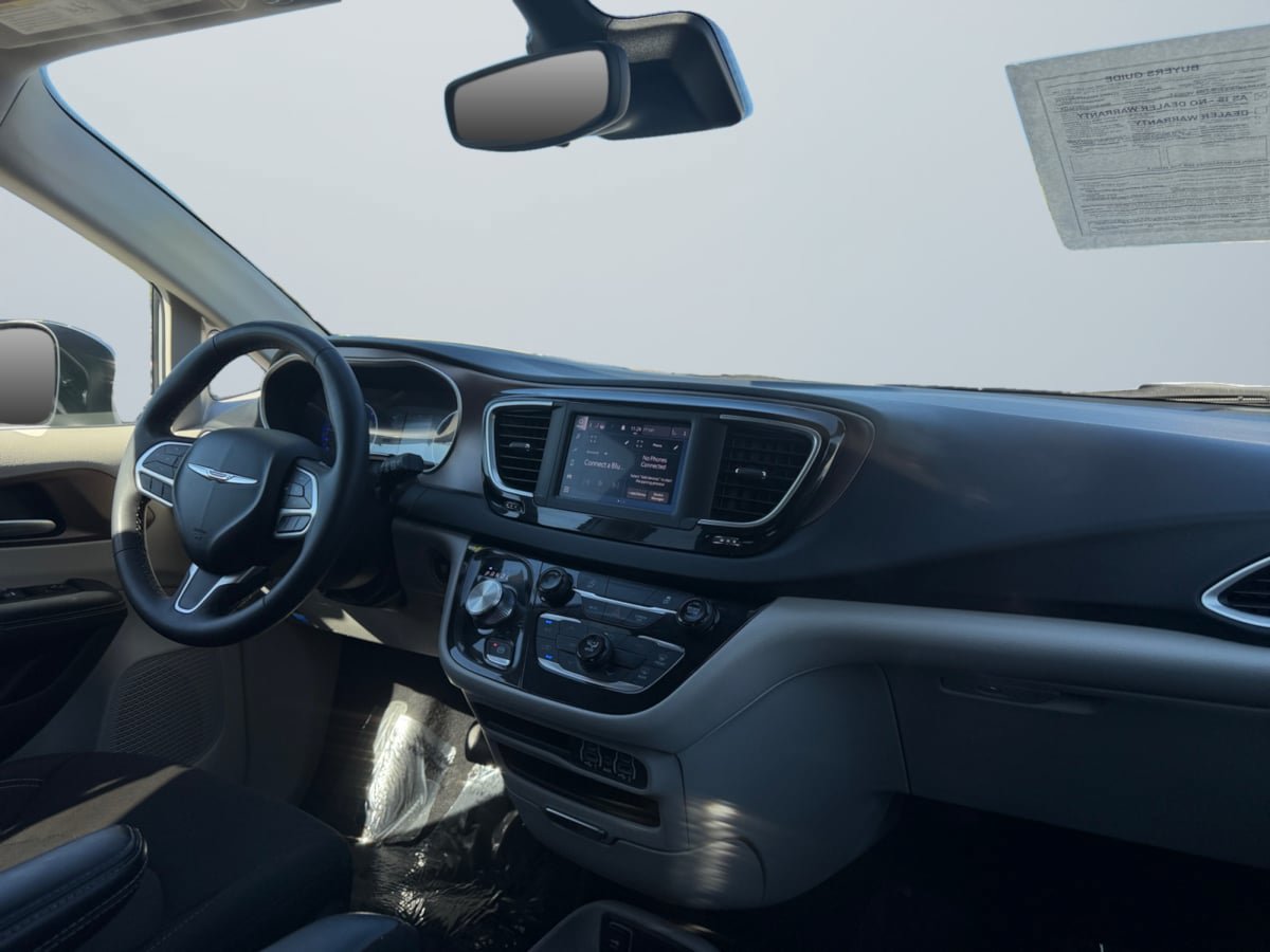 Used 2023 Chrysler Voyager LX FWD image 14