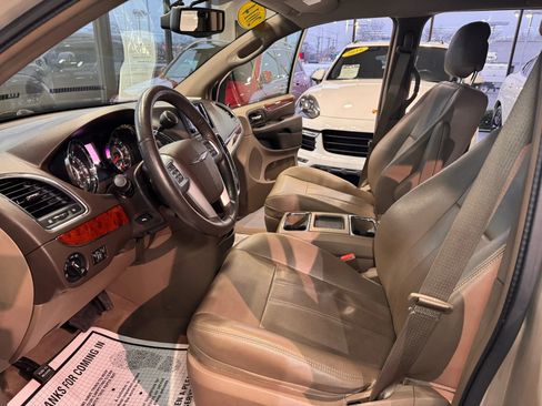 Used 2014 Chrysler Town & Country Touring-L w/ Driver Convenience Group image 8