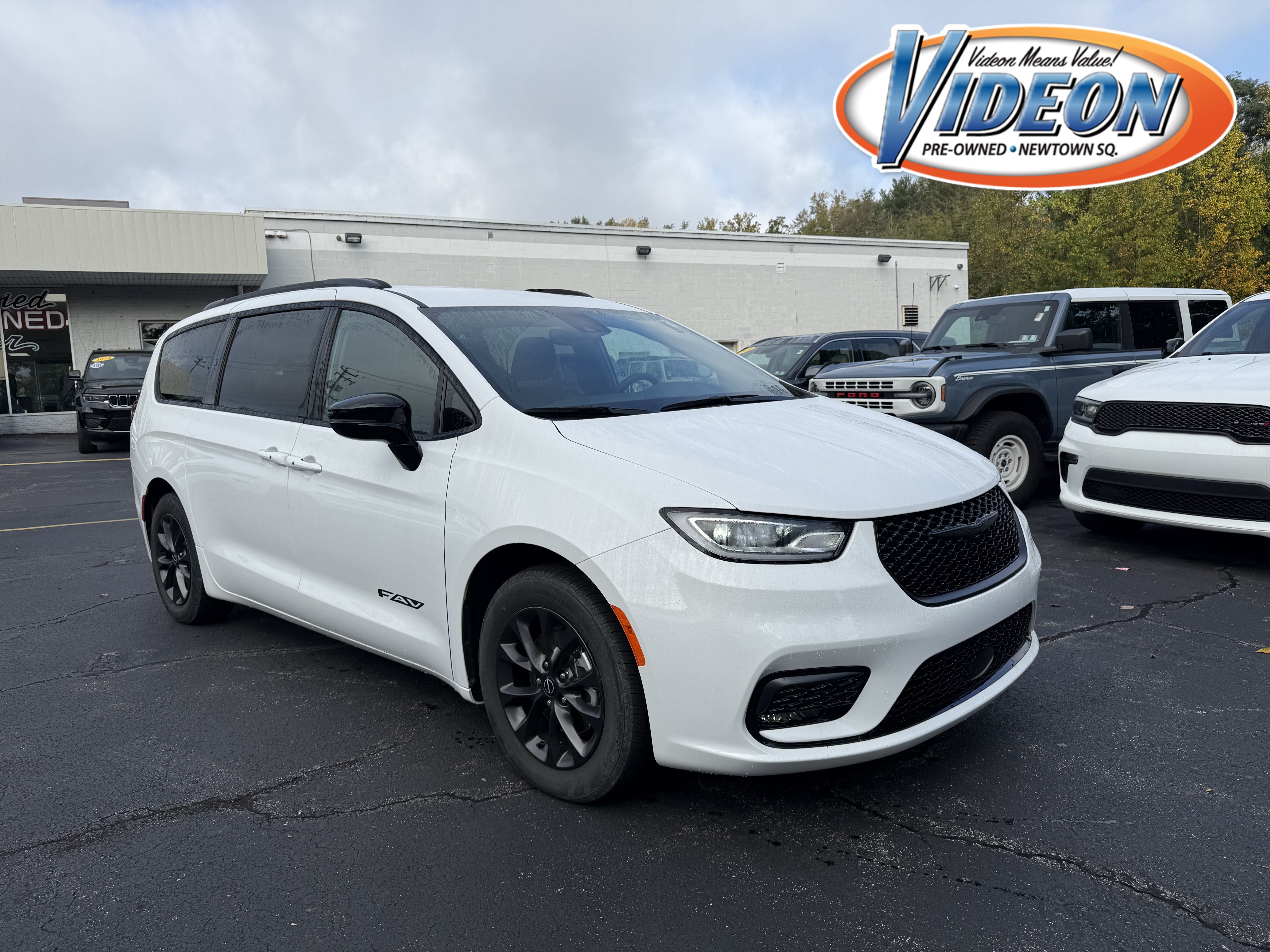 Used 2025 Chrysler Pacifica Select w/ Fav Edition Package FWD image 1