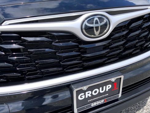 Used 2023 Toyota Highlander XLE image 29