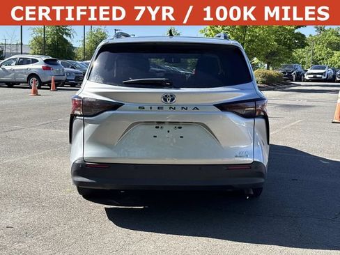 Used 2023 Toyota Sienna XLE FWD image 3