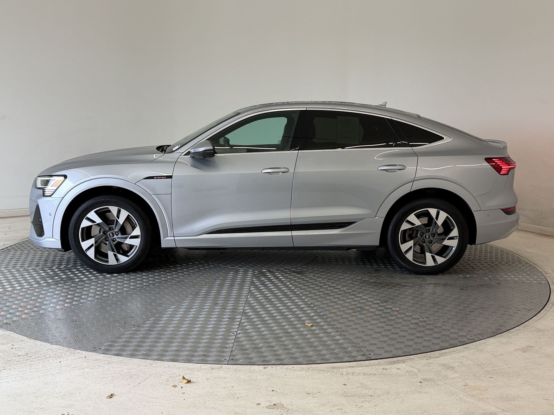 Used 2023 Audi e-tron Premium Plus w/ Premium Plus Package AWD/4WD image 2