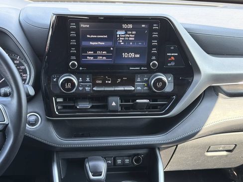 Used 2021 Toyota Highlander XLE AWD/4WD image 18